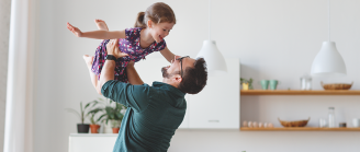 papa qui joue avec sa fille